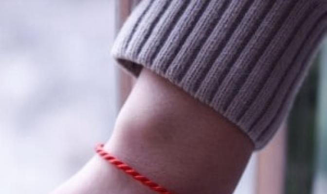 Красная нить на запястье: зачем носить и как завязывать